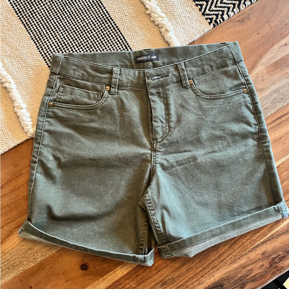 Toad&Co women’s sjorts, size 6, olive green.